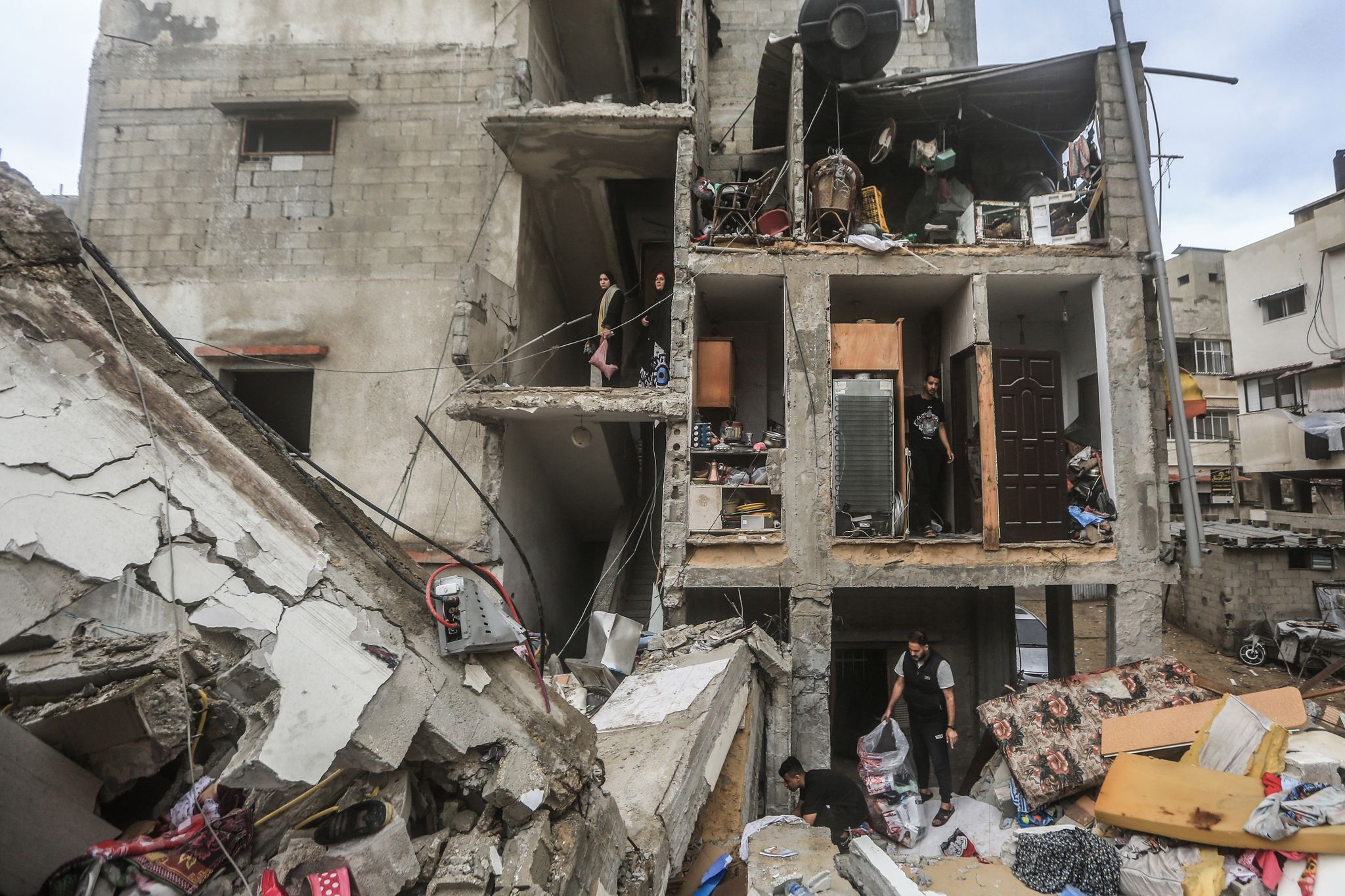 Palästinenser Untersuchen Die Trümmer Zerstörter Gebäude Nach Einem Israelischen Bombardement.