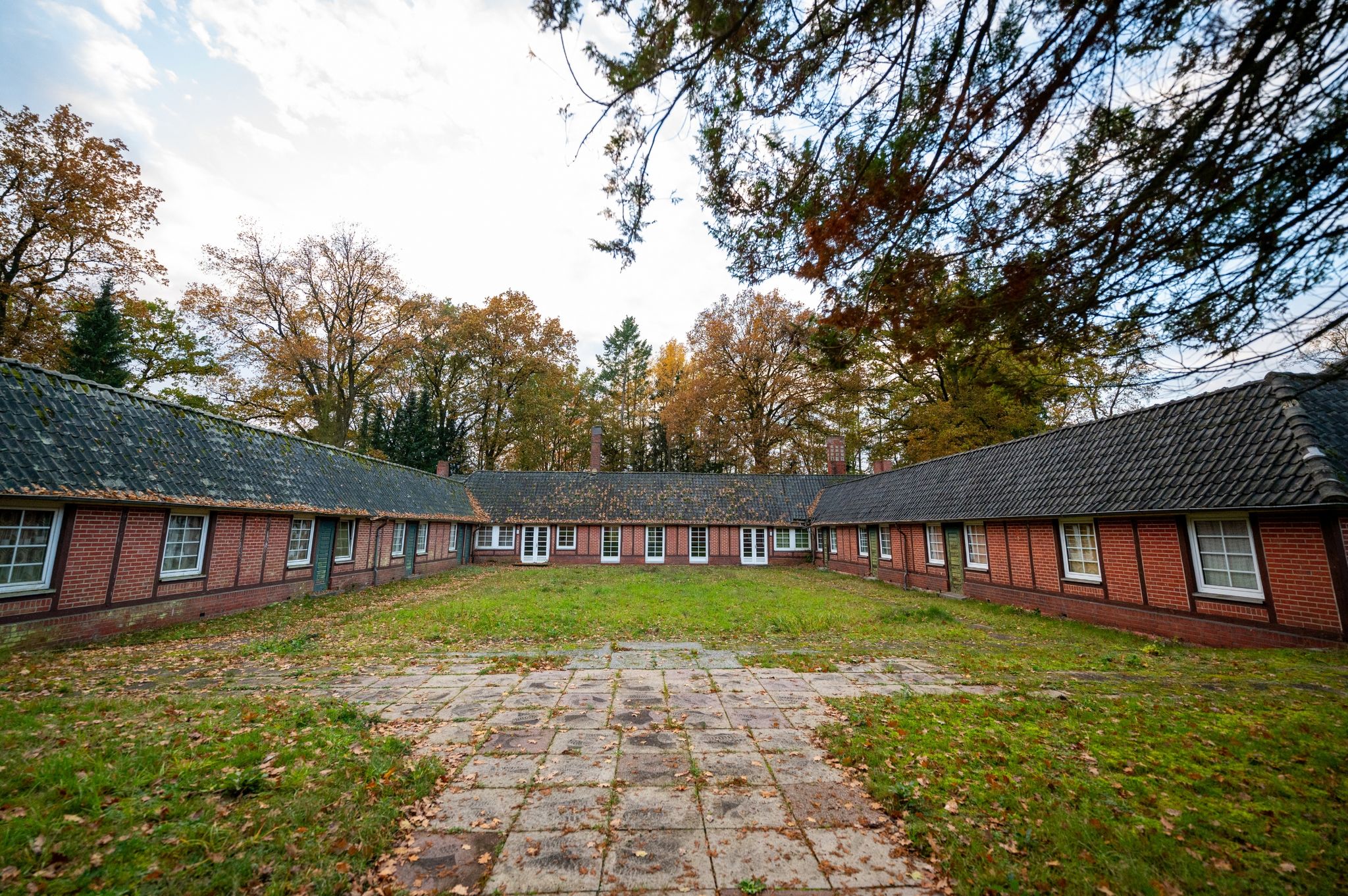 Gebäude Sind Auf Dem Gelände Vom Immenhof, Einem Ehemaligen Kinder- Und Jugendheim Zu Sehen.